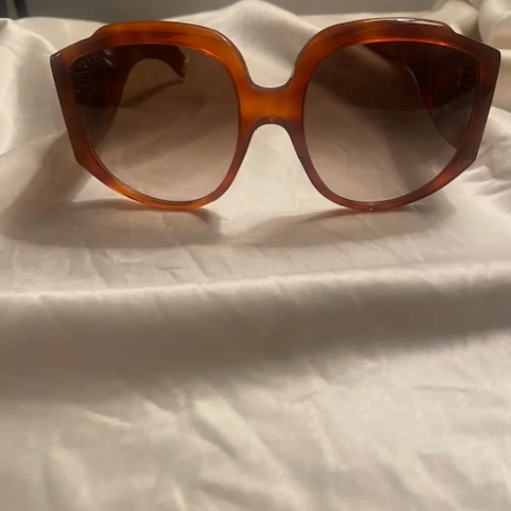 Gucci Oversized Sunglasses - Picture 10 of 10
